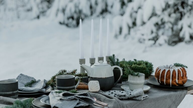 Vintage 1920s party decor featuring pink lips and shiny streamers for a murder mystery dinner.