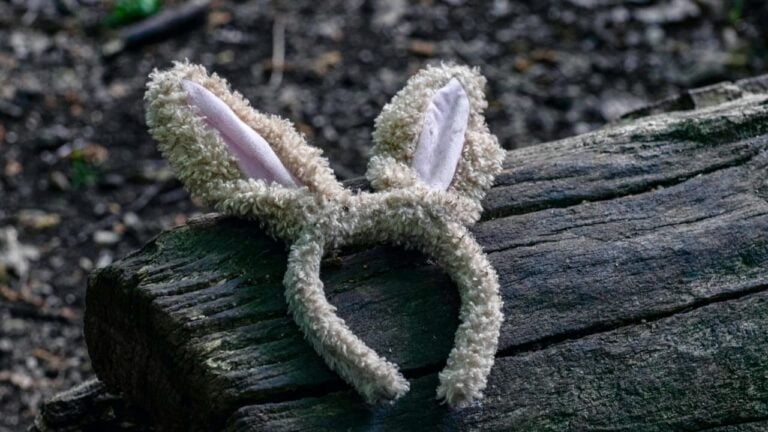 Cute bunny ear headband with fluffy texture, perfect for themed dinner parties and festive events.